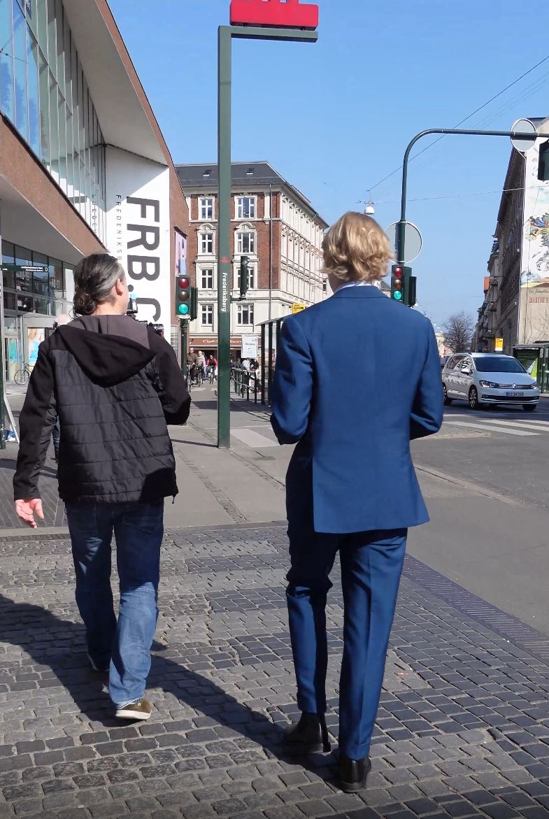 I dette afsnit af 'EC on the road' optager vi en videopræsentation af et kontorlokale, som vi udlejer på vores egen hjemmeadresse på Frederiksberg